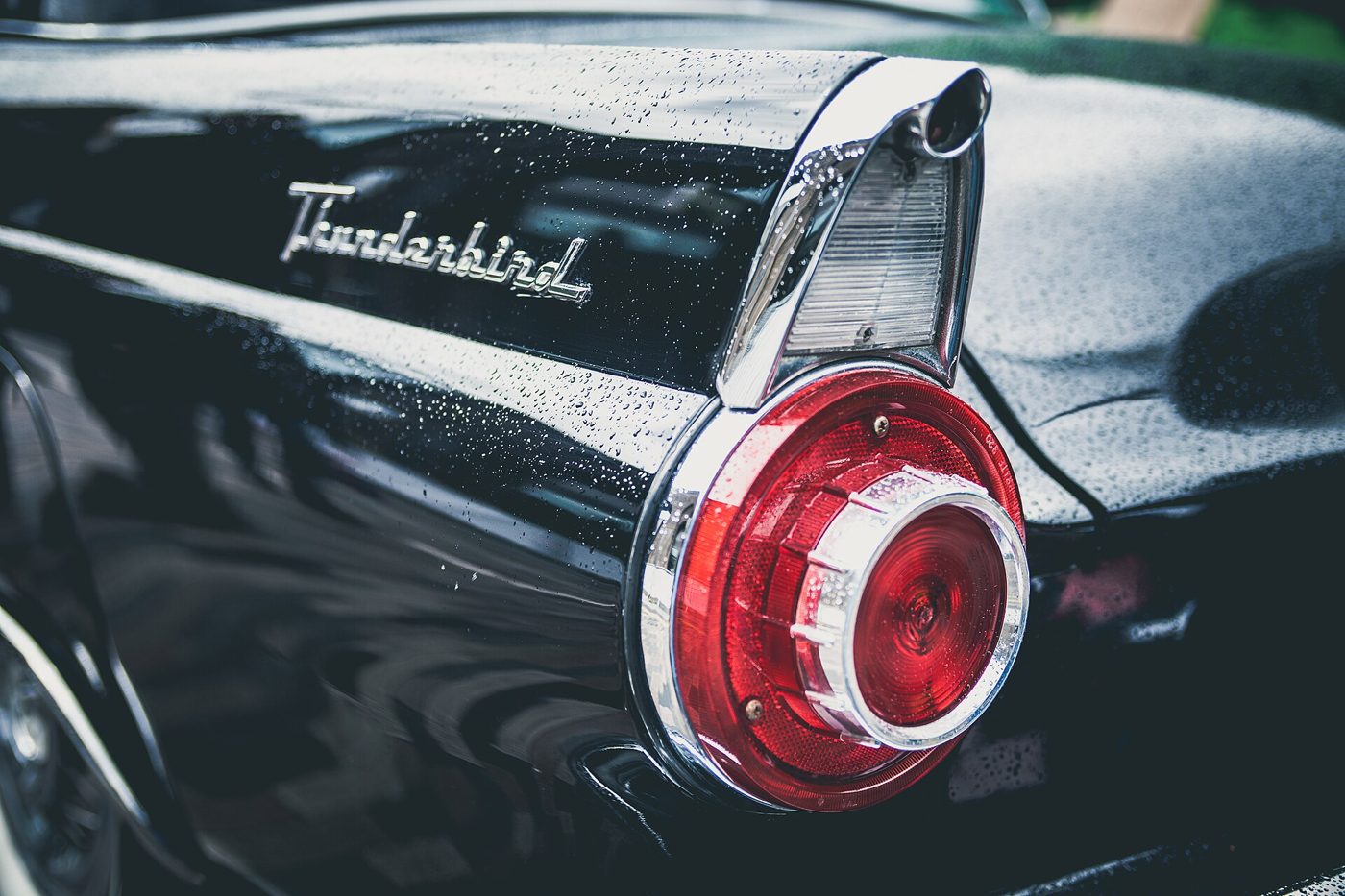 Kromad fena och rund baklykta på en svart Ford Thunderbird från 1957